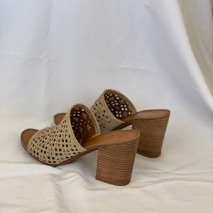 Women block heel mule.